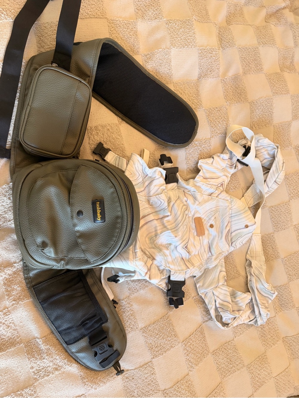 Tush baby hip seat carrier and snug hands free attachment